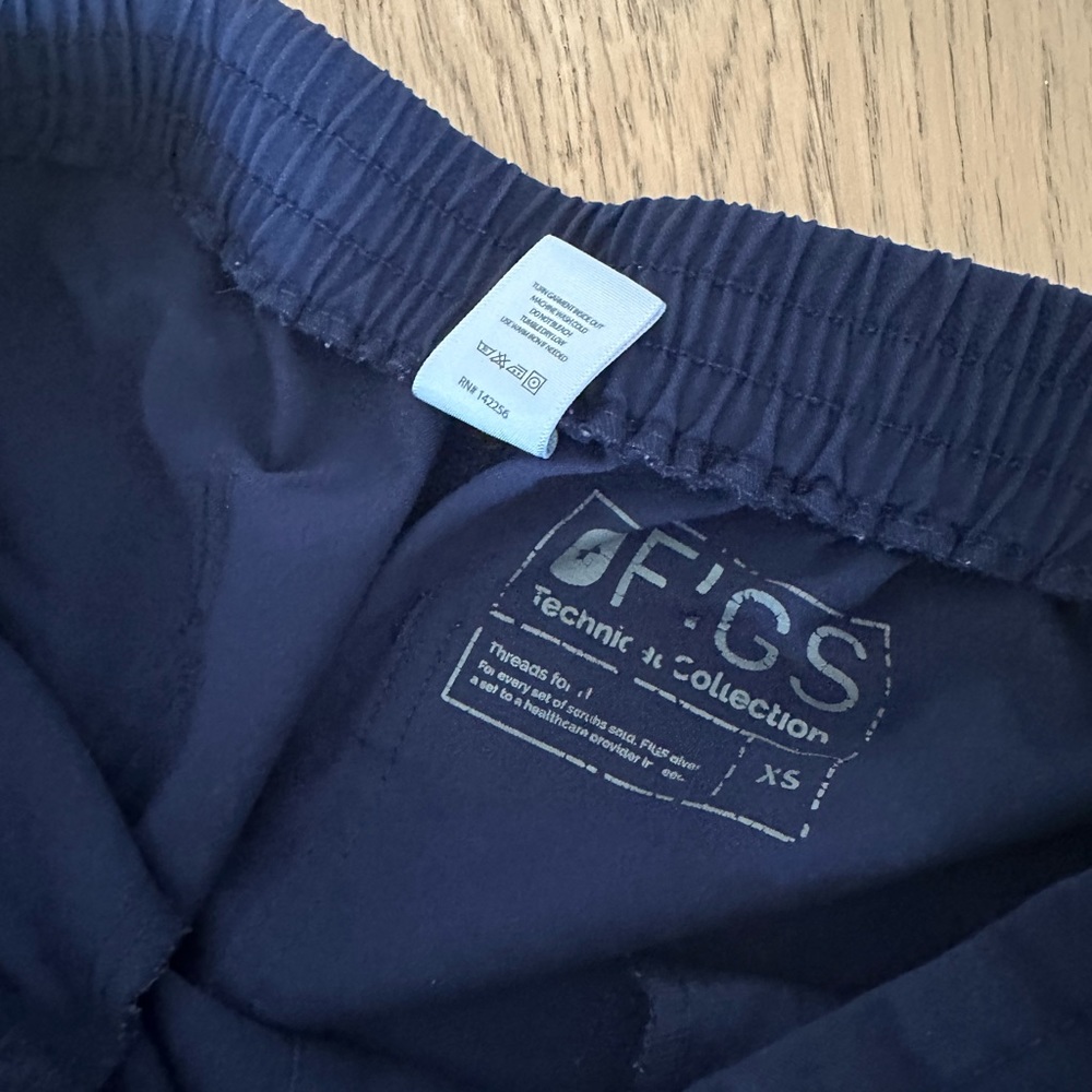 Figs Yola XS scrub pant in navy - Picture 2 of 3